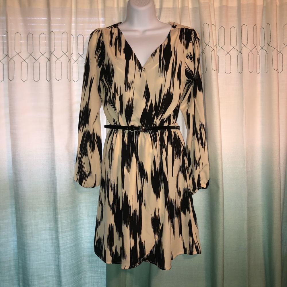 Wish & Whim Abstract Print Wrap Dress W/Belt (S)